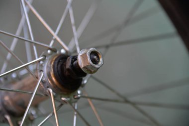 Bisiklet tamiri, lastik yapıştırma, devreyi kontrol. Kendini izole et, motoru tamir et..