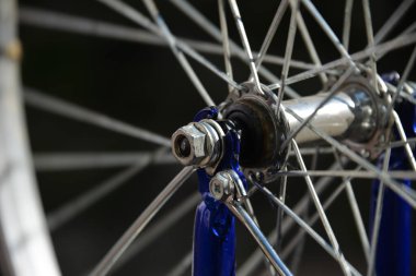 Bisiklet tamiri, lastik yapıştırma, devreyi kontrol. Kendini izole et, motoru tamir et..