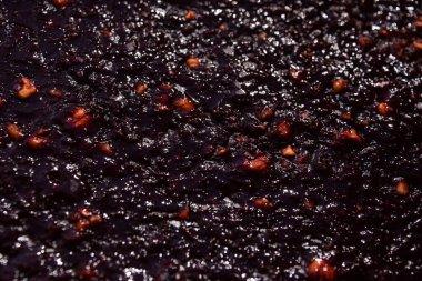 Ceviz şekerli pişmiş kirazların tatlılığı. Marşmelov tepside kurur. Pastilin koyu rengi kirazdan dolayıdır..