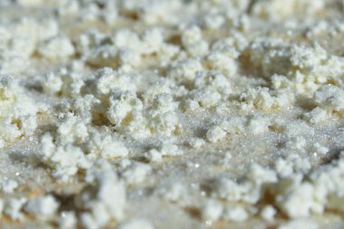 Tatlı bir rulo pide, şeker, süzme peynir. Fırında pide ekmeği pişirmek. Süzme peynirli pide tarifi..