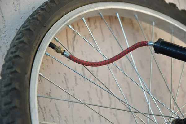 Una Reparación Bicicletas Pegado Neumáticos Inspección Del Circuito Hacer Auto —  Fotos de Stock