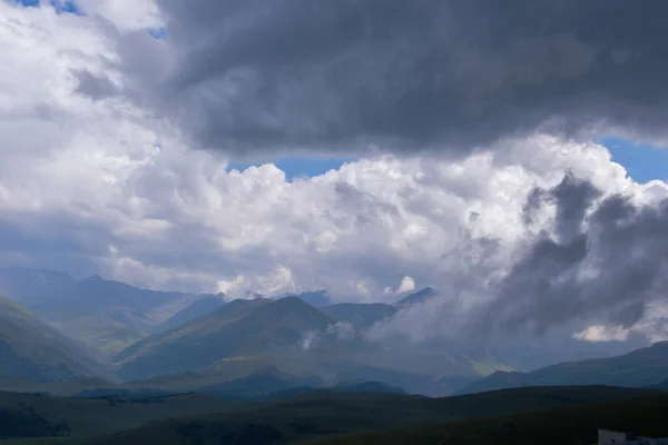 Camino Desigual Sinuoso Pasa Través Montañas Acantilados Las Nubes Son —  Fotos de Stock