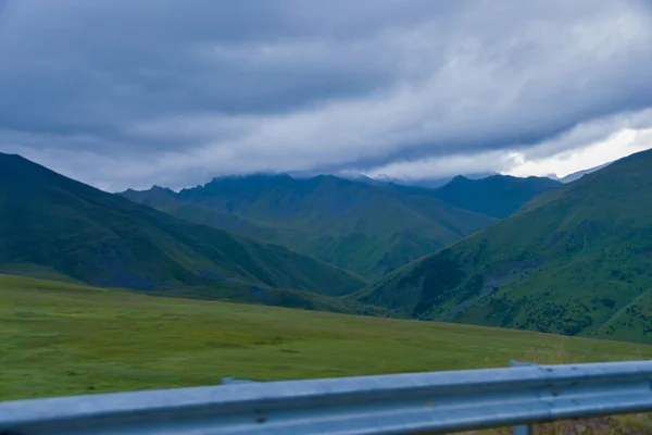 Bedding Oneffen Kronkelend Gaat Door Bergen Kliffen Wolken Zijn Donker — Stockfoto