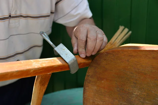 Kendi Kendini Izole Etme Dersi Bir Sandalye Tamiri Dersidir Büyükbabam — Stok fotoğraf