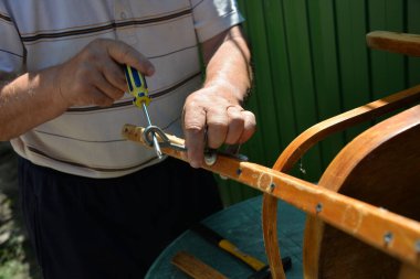 Kendi kendini izole etme dersi bir sandalye tamiri dersidir. Büyükbabam vida, tutkal ve ahlak masası kullanarak sokaktaki bir sandalyeyi onarıyor..