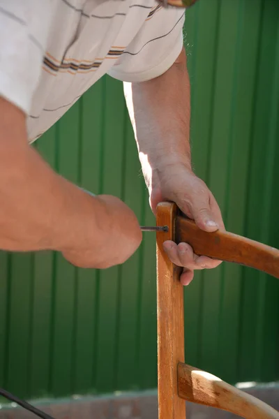 Una Clase Autoaislamiento Una Reparación Sillas Abuelo Repara Una Silla Imagen de archivo