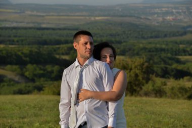 Genç bir çift evlilik yıldönümlerini kendi başlarına kutlar, gülerler, oynarlar ve eğlenirler.