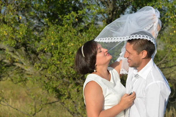 Jeune Couple Célèbre Son Anniversaire Mariage Dans Dernier Sur Auto — Photo