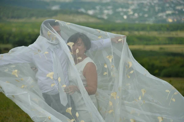 Jeune Couple Célèbre Son Anniversaire Mariage Dans Dernier Sur Auto — Photo