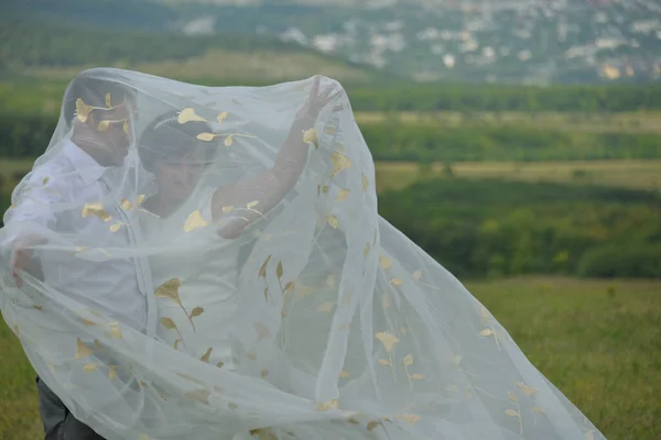 Jeune Couple Célèbre Son Anniversaire Mariage Dans Dernier Sur Auto — Photo