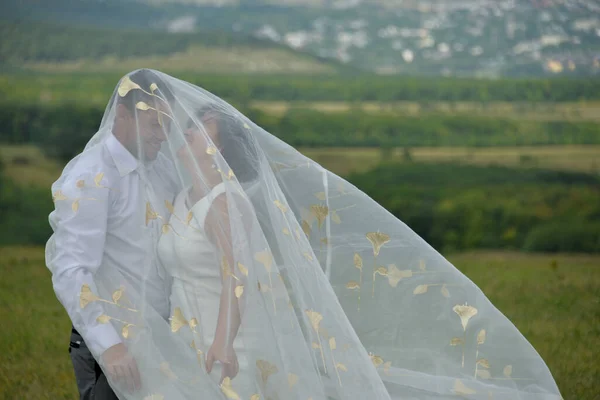 Jeune Couple Célèbre Son Anniversaire Mariage Dans Dernier Sur Auto — Photo