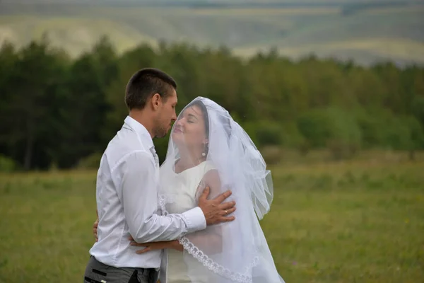 Ein Junges Paar Feiert Seinen Hochzeitstag Letzterem Auf Selbstisolierung Sie — Stockfoto