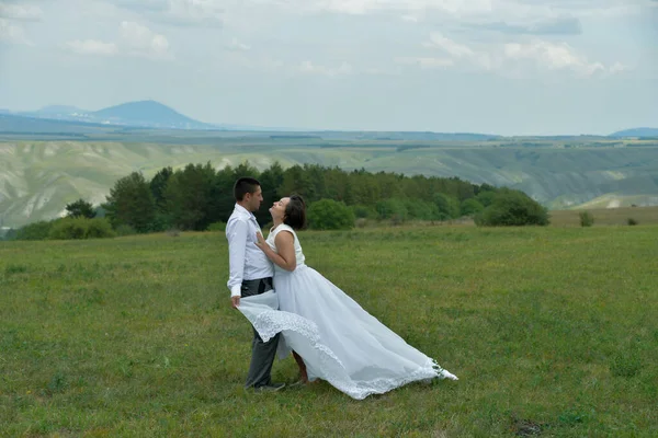 Jeune Couple Célèbre Son Anniversaire Mariage Dans Dernier Sur Auto — Photo