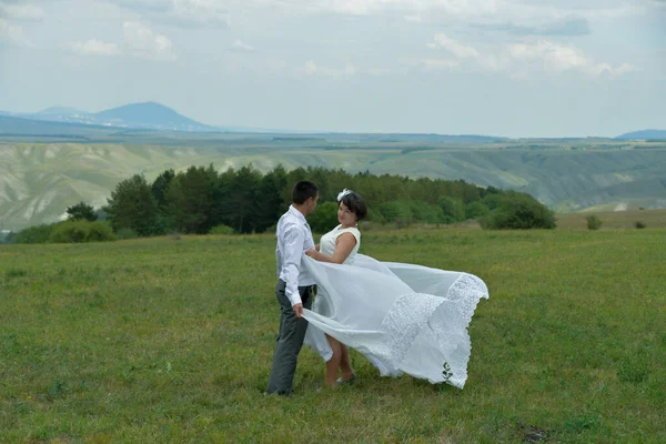 Jeune Couple Célèbre Son Anniversaire Mariage Dans Dernier Sur Auto — Photo