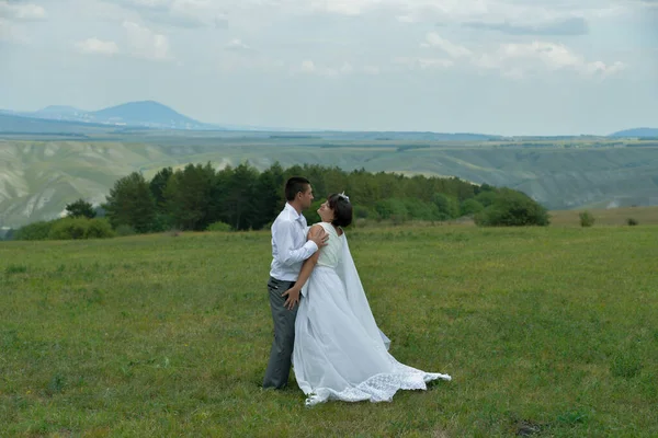 Genç Bir Çift Evlilik Yıldönümlerini Kendi Başlarına Kutlar Gülerler Oynarlar — Stok fotoğraf