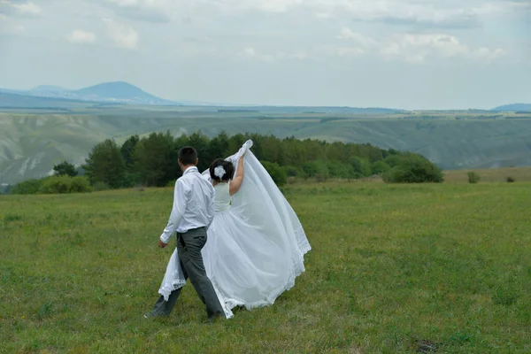 若いカップルは結婚記念日を自己分離で祝い笑い遊び楽しみます — ストック写真