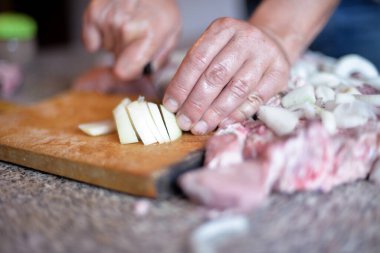 Bir sonbahar günü evdeki ızgarada kendi ellerinle folyoya sarılı et pişirme süreci.