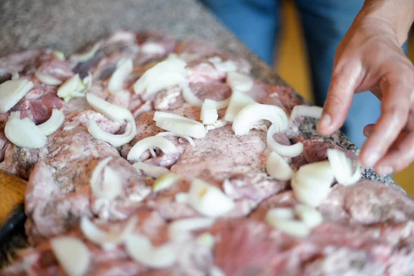 Processo Cozinhar Carne Com Legumes Embrulhados Papel Alumínio Grelha Casa — Fotografia de Stock