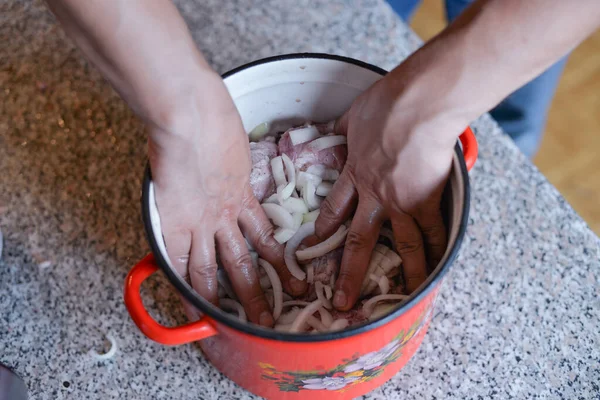 Процесс Приготовления Мяса Овощами Завернутыми Фольгу Гриле Дома Своими Руками — стоковое фото
