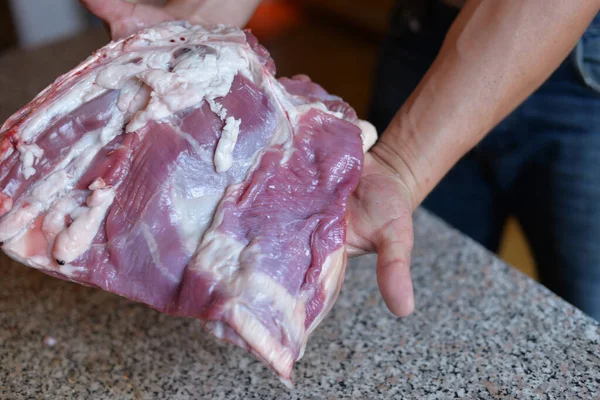 Processo Cozinhar Carne Com Legumes Embrulhados Papel Alumínio Grelha Casa — Fotografia de Stock