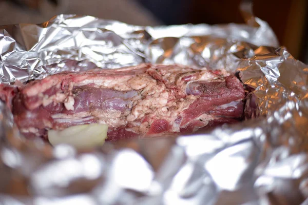 Processo Cozinhar Carne Com Legumes Embrulhados Papel Alumínio Grelha Casa — Fotografia de Stock