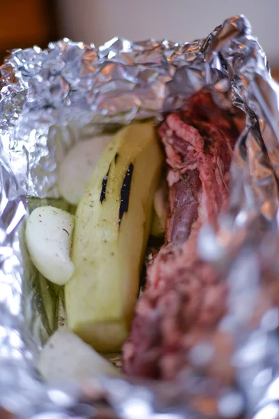 Der Prozess Des Zubereitens Von Fleisch Mit Folie Gewickeltem Gemüse — Stockfoto