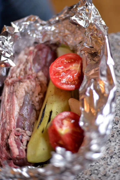 Der Prozess Des Zubereitens Von Fleisch Mit Folie Gewickeltem Gemüse — Stockfoto