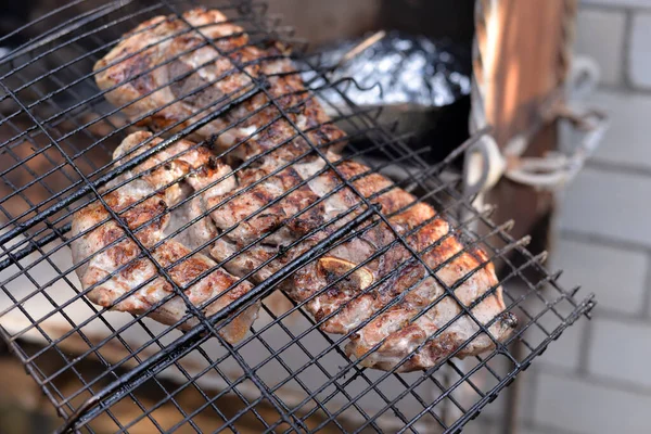 Proceso Cocción Carne Parrilla Con Una Corteza Parrilla Casa Día — Foto de Stock