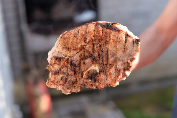 Processo Cozinhar Carne Grelhada Com Uma Crosta Grelha Casa Dia — Fotografia de Stock