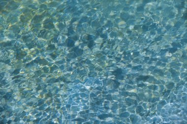 Su nehir boyunca akar ve sonbahar öğleden sonra güneşin altında parlar.