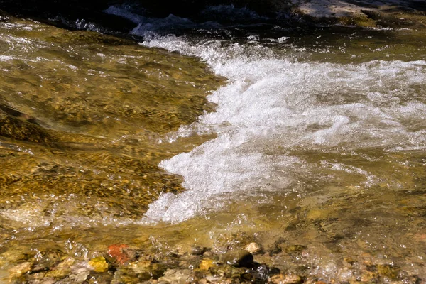 Acqua Scorre Lungo Fiume Splende Sole Nel Pomeriggio Autunno — Foto Stock