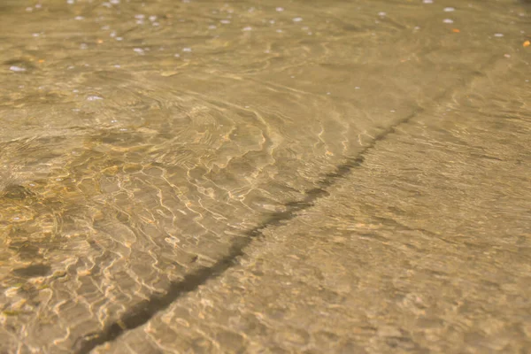 Acqua Scorre Lungo Fiume Splende Sole Nel Pomeriggio Autunno — Foto Stock