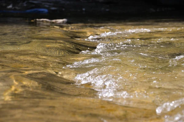 Acqua Scorre Lungo Fiume Splende Sole Nel Pomeriggio Autunno — Foto Stock