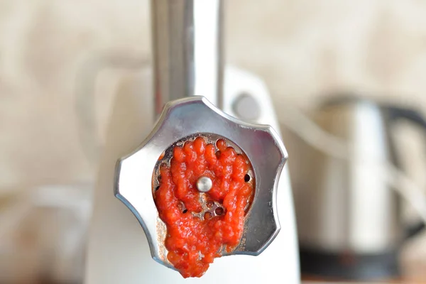 Processo Moagem Tomates Vermelhos Moedor Carne — Fotografia de Stock