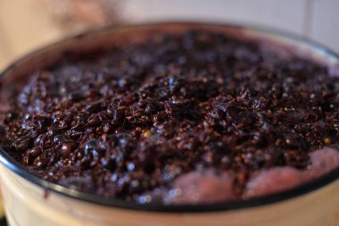 Pastiller için elma soslu üzüm ezmesi bir tencerede pişirilir.