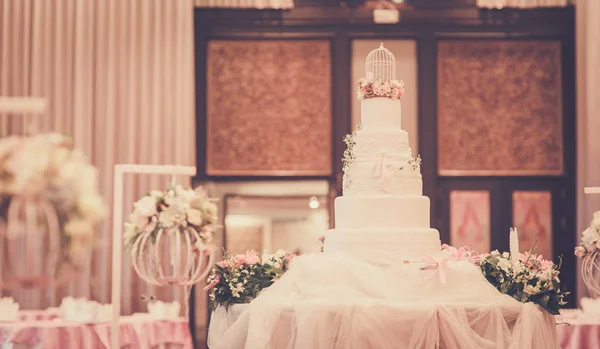 Kue Untuk Upacara Pernikahan Gambar Proses Silang Untuk Tampilan Vintage — Stok Foto
