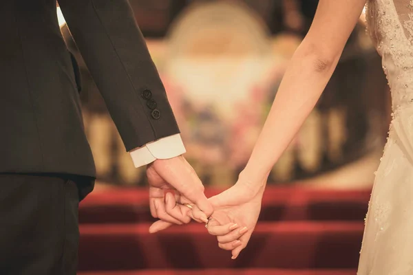 Жених Невеста Держатся Руки Ожидая Свадебной Церемонии — стоковое фото