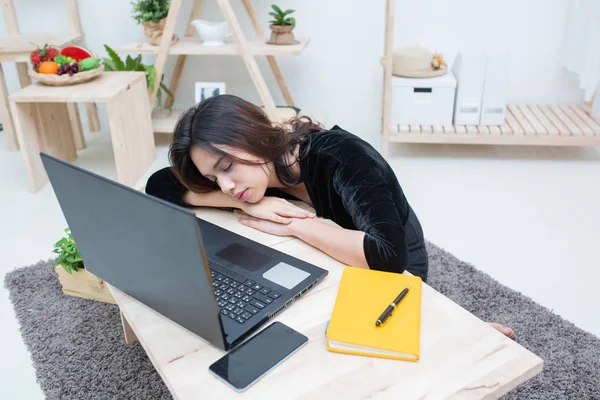 Genç iş kadınları geç saatlere kadar çalıştıktan sonra masada uyurlar, gece geç saatlere kadar çalışarak iş konsepti