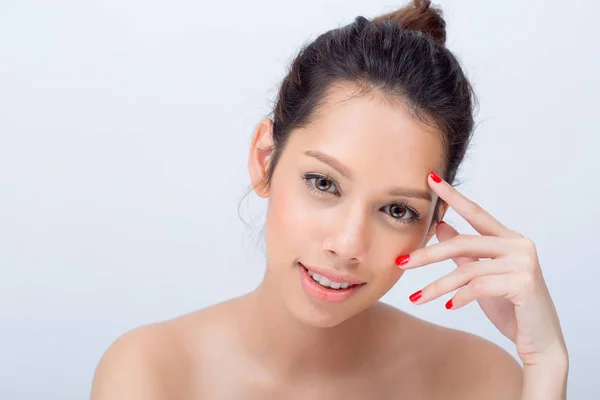 Doğal makyaj ile Asya genç kadın model güzellik V-Shape yüzü kopya alanı ile beyaz arka plan üzerinde yüzünü dokunmatik