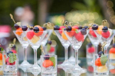 Sağlıklı taze meyveyi cam ile dilimle.