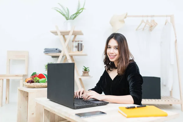 Unga Asiatiska Affärskvinnor Som Arbetar Med Bärbar Dator Sin Butik Stockfoto