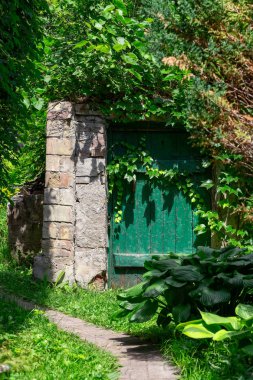 Eski bir şarap mahzeni ile bir asma kapı