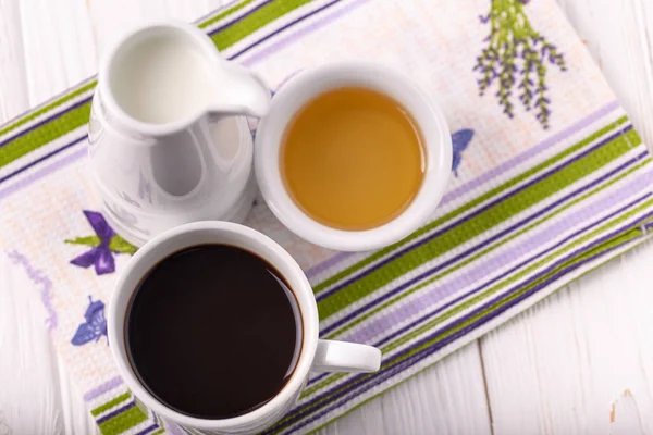 Kopp Kaffe Mjölk Burk Och Honung Skål Färgglad Servett Vit — Stockfoto