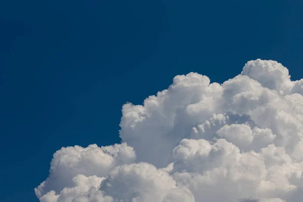 Ogromny Cumulonimbus Wysoko Głębokim Błękitnym Niebie — Zdjęcie stockowe
