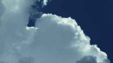 Derin mavi gökyüzünde devasa kümülonimbus.