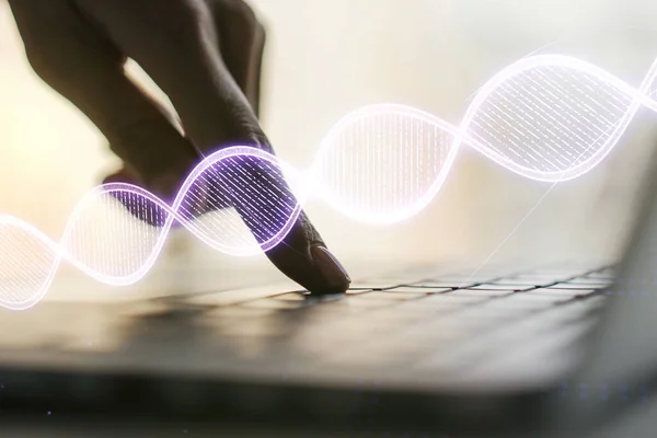 Conceito criativo com ilustração de símbolo de DNA e mãos digitando no laptop no fundo. Conceito de pesquisa de genoma. Multiexposição — Fotografia de Stock