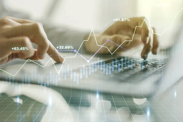 Mehrfachbelichtung abstrakter Finanzgrafik mit handschriftlicher Eingabe auf Laptop im Hintergrund, Finanz- und Handelskonzept — Stockfoto