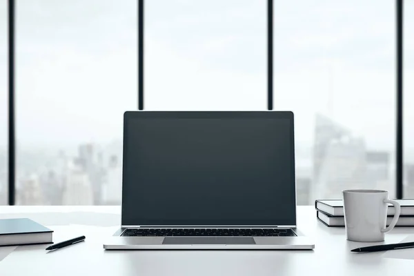 Tampilan depan laptop terbuka dengan layar kosong di meja putih dengan secangkir kopi dan jendela besar dengan pemandangan kota. Mock up. Perenderan 3D — Stok Foto