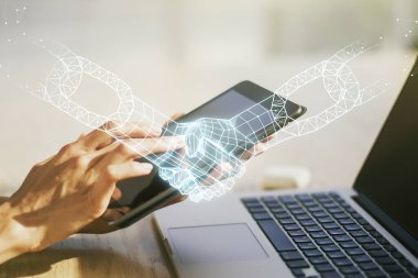 Arka plan, kriptografi ve ademi merkeziyet kavramı üzerine dijital tablete el sıkışma ve parmak basma ile yaratıcı soyut blok zinciri hologramı. Çoklu pozlama