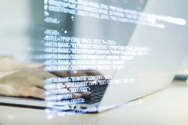 Exposición múltiple del boceto de codificación gráfica abstracta con las manos escribiendo en el teclado de la computadora en el fondo, big data y concepto de red —  Fotos de Stock
